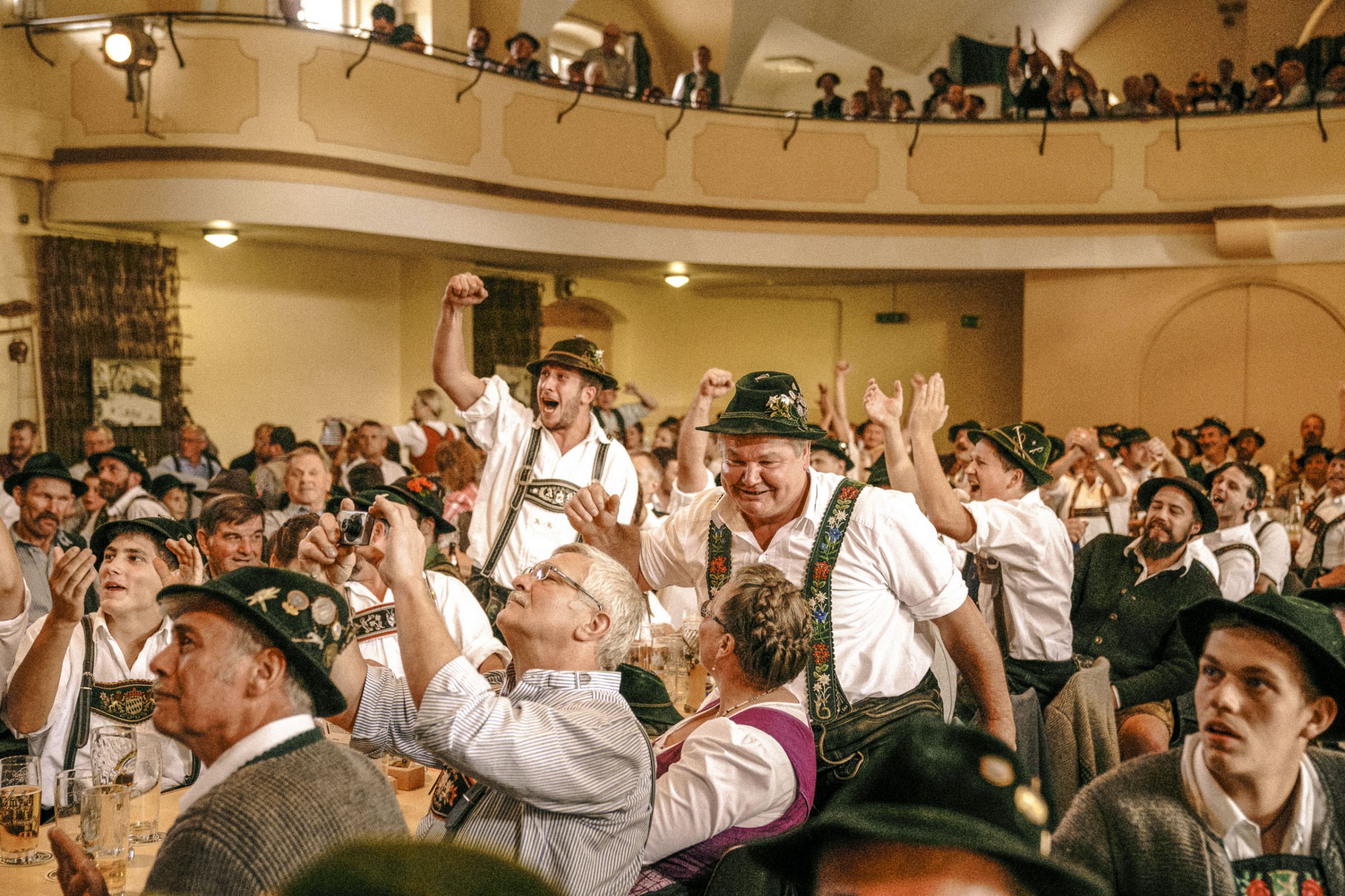 Jubelndes Publikum beim Fingerhakeln.