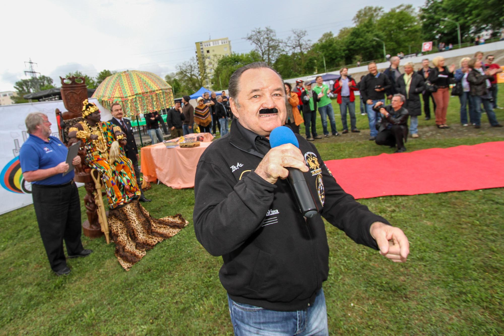 Hans Freistadt singt die World-Klapp-Hymne.