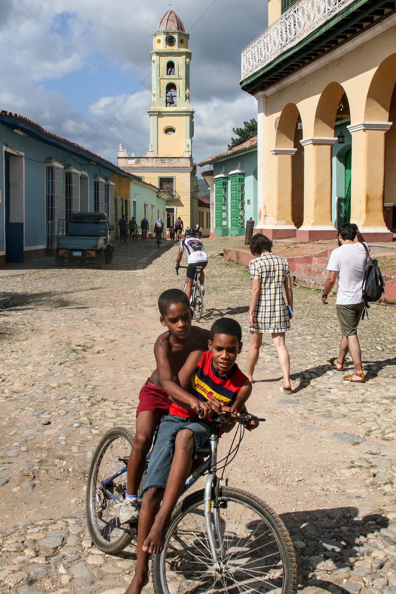 Zwei kubanische Kinder auf einem alten Fahrrad in den Straßen von Trinidad.