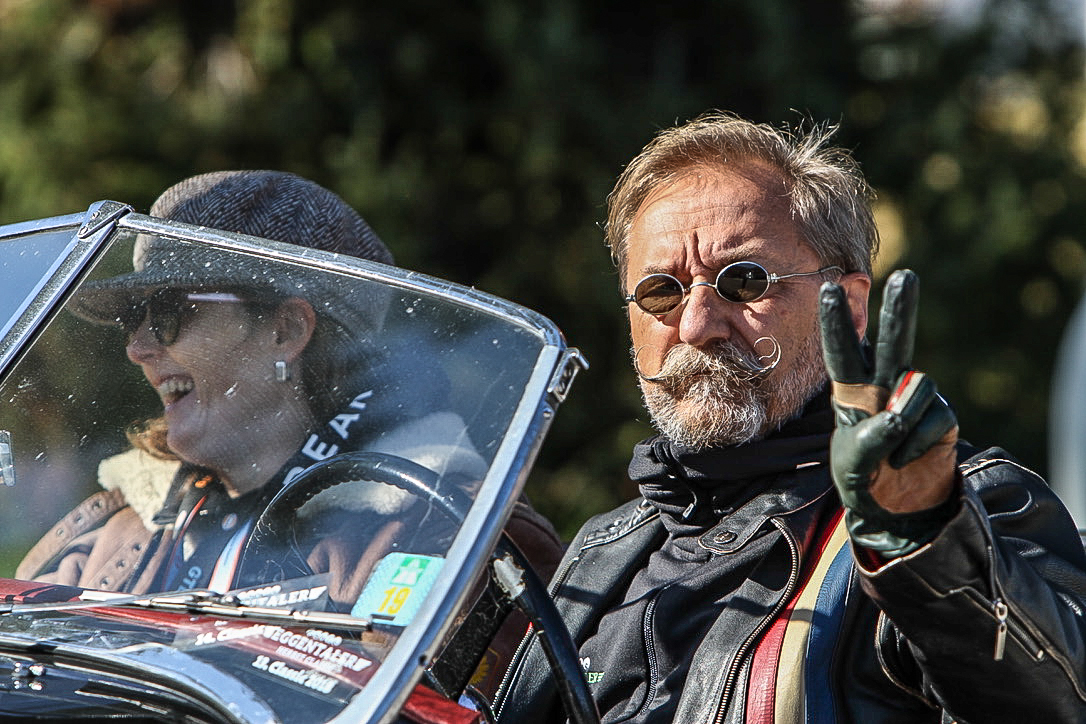 Zwei Fahrer in ihrem Oldtimer.