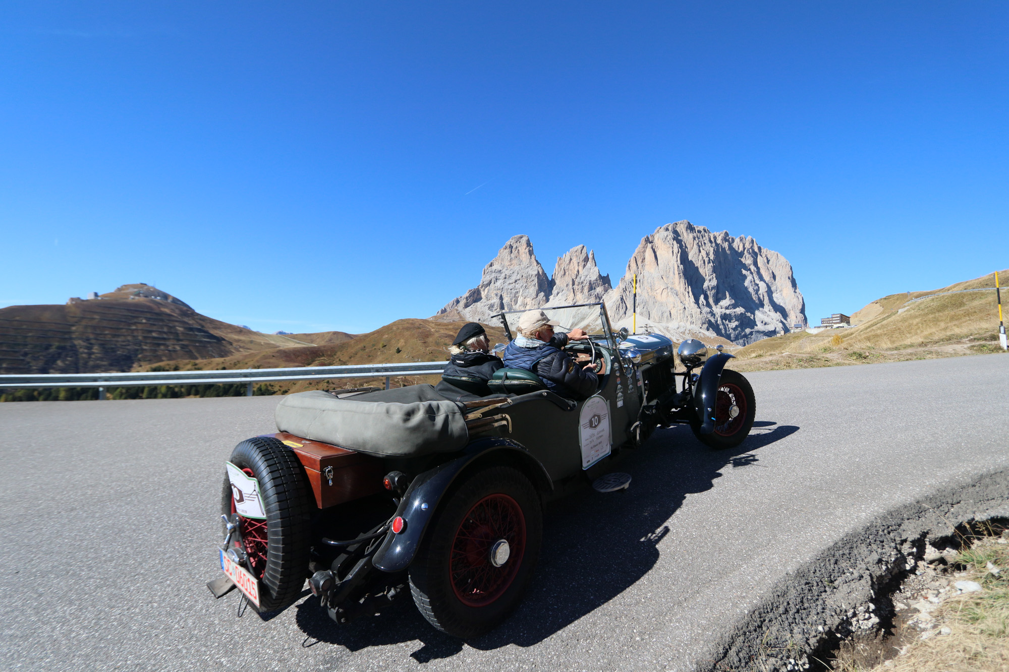 Ein Oldtimer vor Dolomitenpanorama.