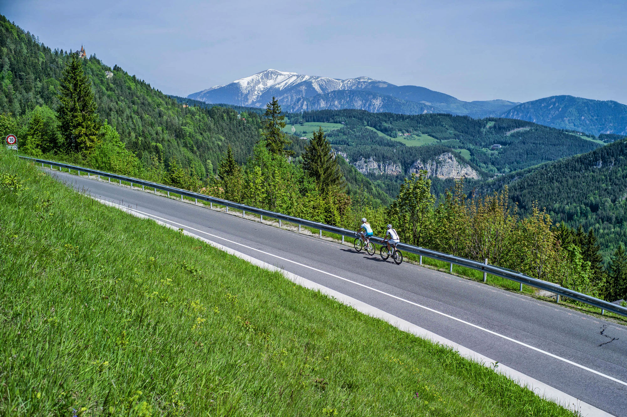 Zwei Radfahrer vor dem Panorama des Schneebergs