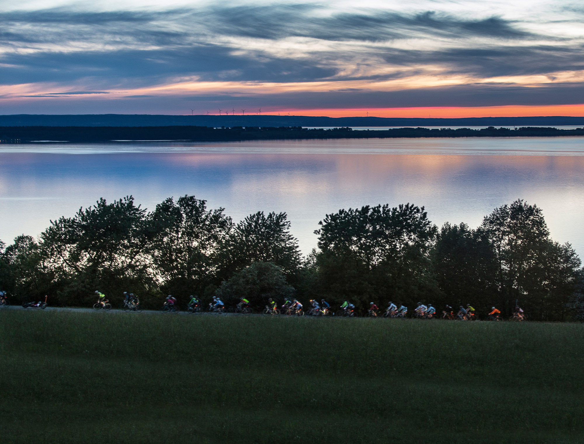 Eine Gruppe Rennradfahrer am Vätternsee