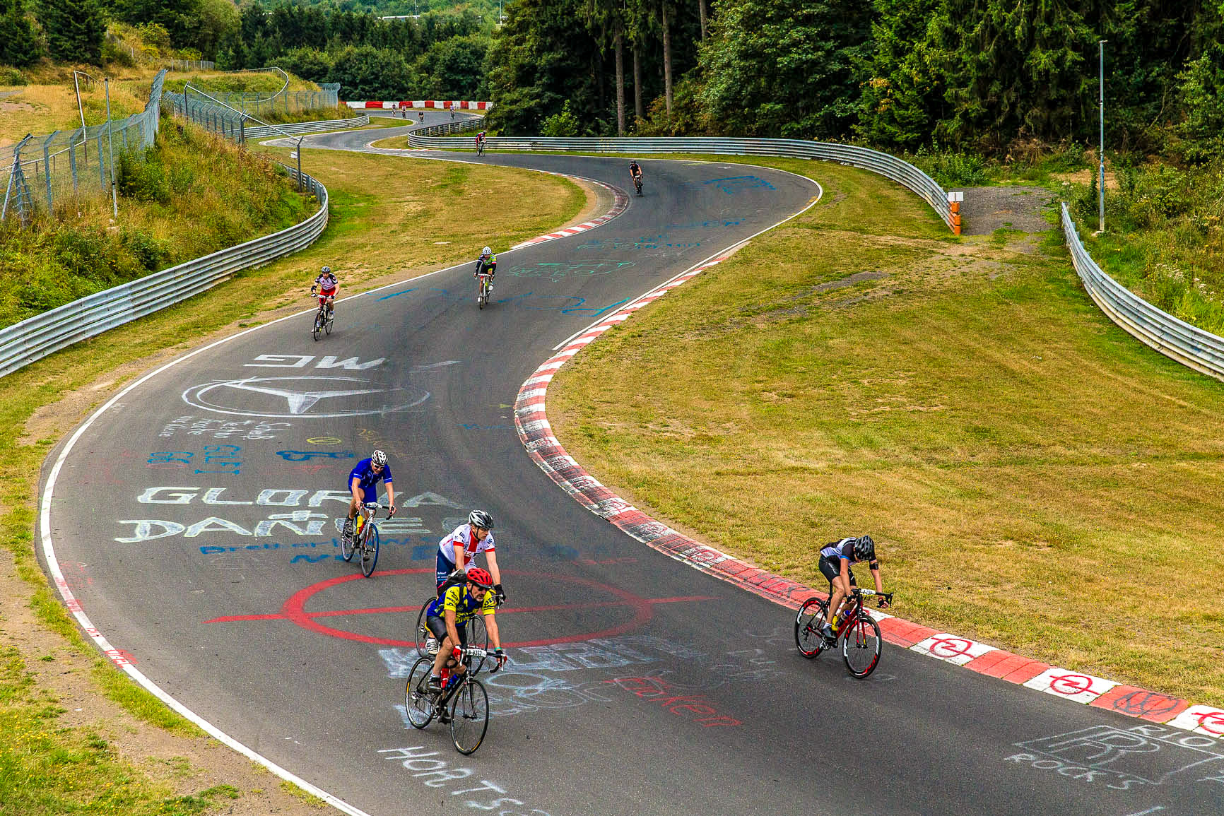 Auf der Rennstrecke beim 24-Stunden-Rennradrennen auf dem Nürburgring