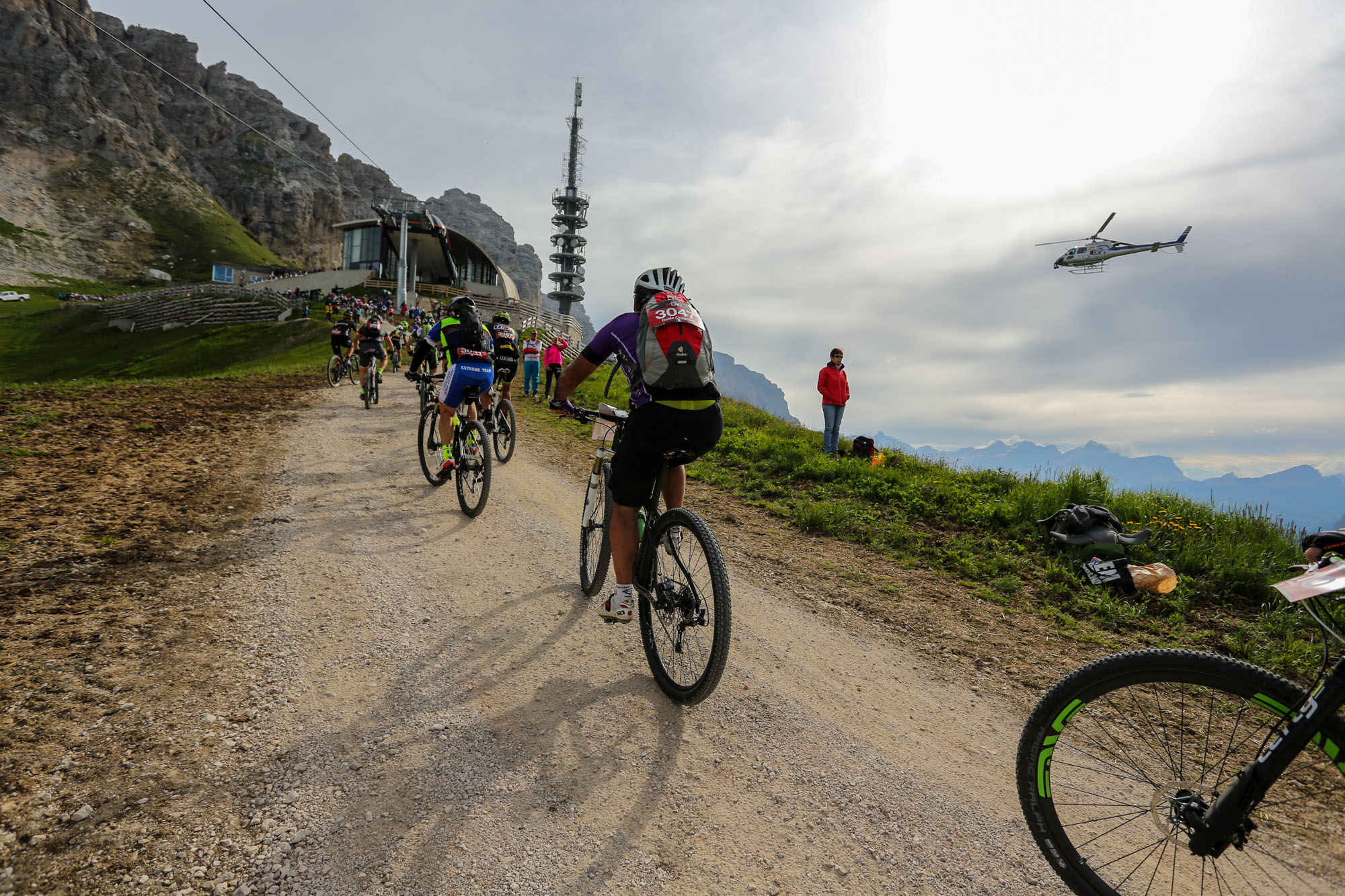 Eine Gruppe Mountainbiker fährt einen steilen Anstieg hoch.