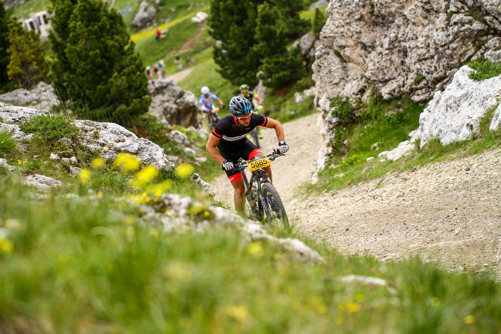 Eine Gruppe von Mountainbikern fährt steil den Berg hoch.