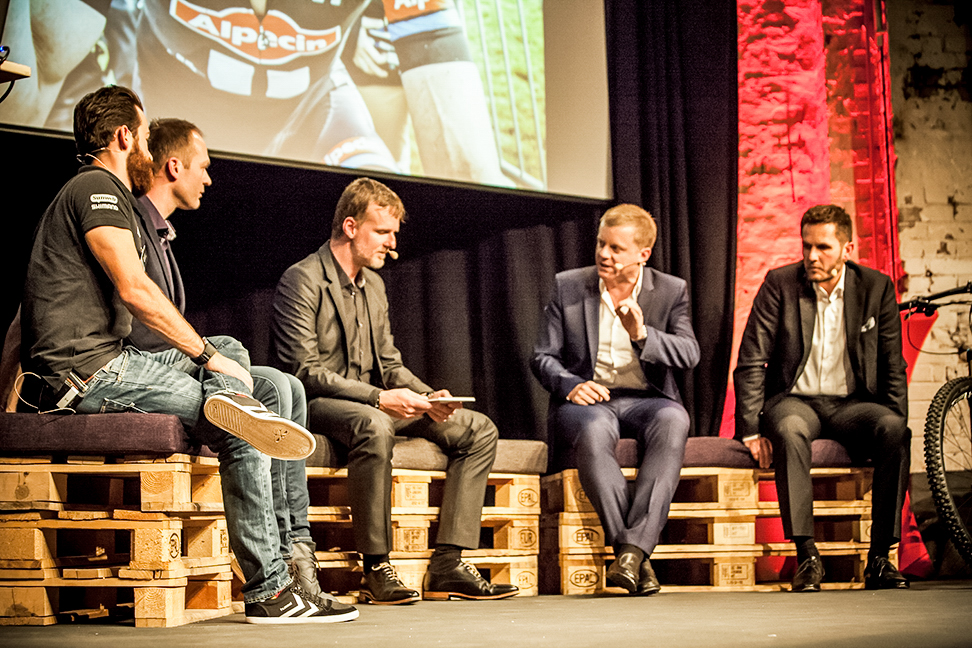 Jens Vögele moderiert eine Diskussionsrunde mit Simon Geschke, Iwan Spekenbrink, Marc Bator und Jörn Harguth