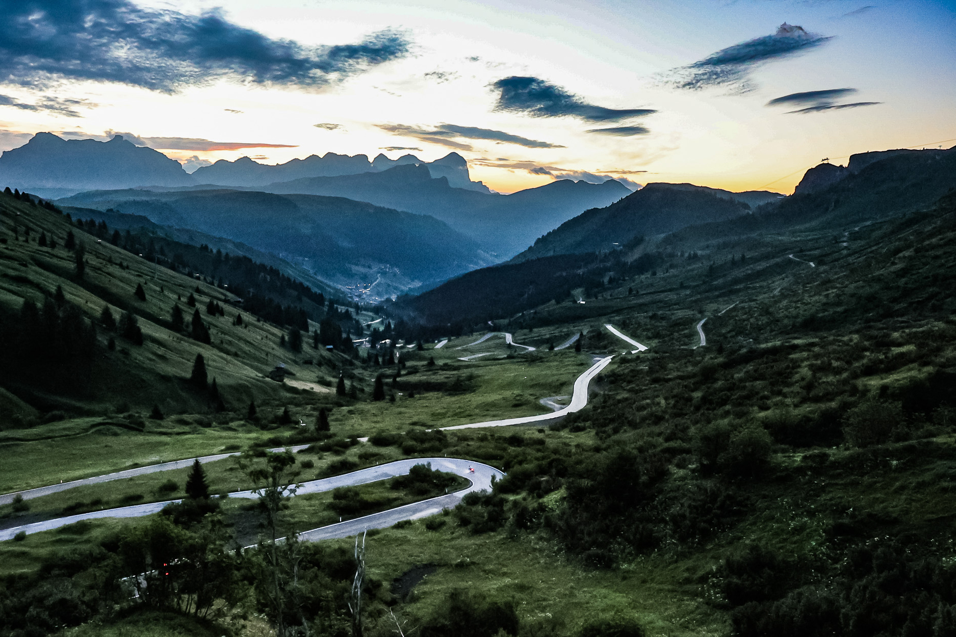 Die Straße des Passo Pordoi in der Morgendämmerung